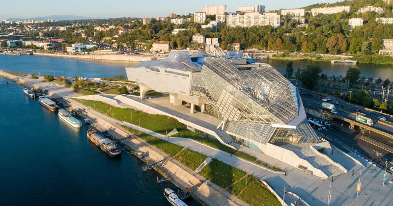 Le Musée des Confluences à Lyon, architecture futuriste en verre et acier, design architectural moderne 